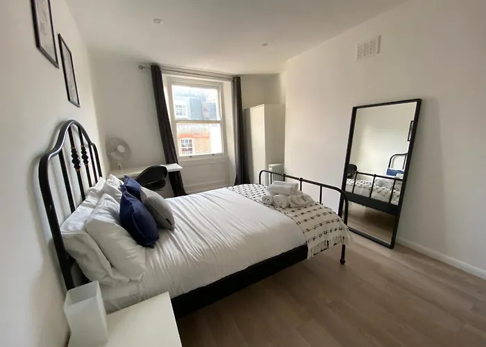 Fully Equipped 2 Bed Flat On Old Compton St!
