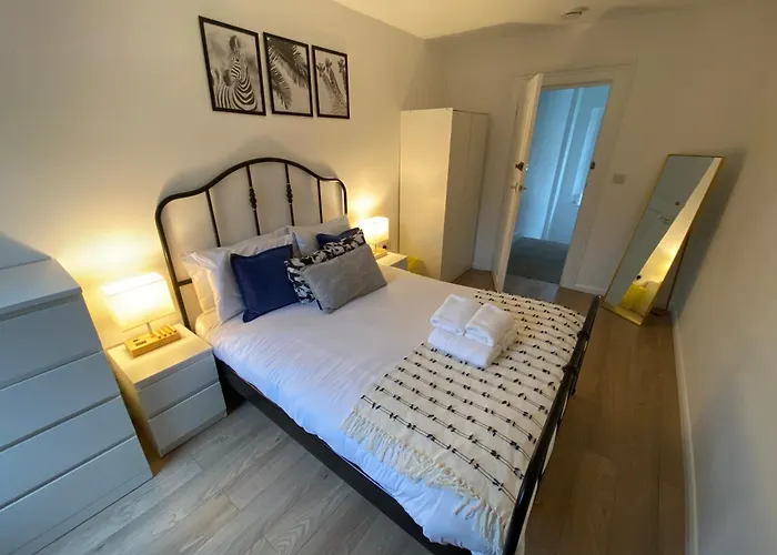 Fully Equipped 2 Bed Flat On Old Compton St!