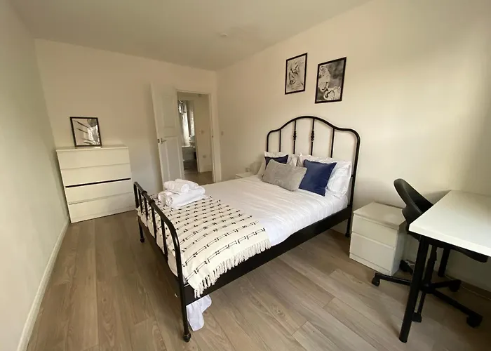 Fully Equipped 2 Bed Flat On Old Compton St!
